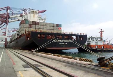 東方新斯克輪首航高雄港(圖)