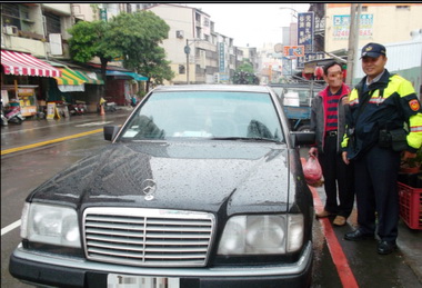 員警及時攔截幽靈車(圖)