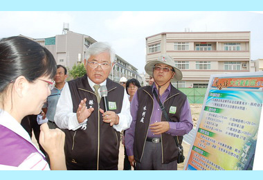 李進勇勘虎尾多功能活動中心(圖)