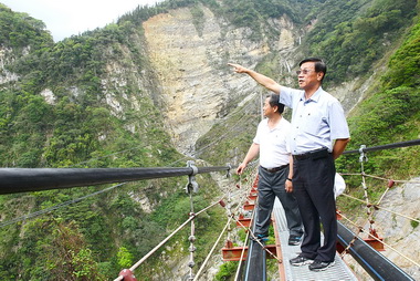 雙龍水源吊橋改建林明溱同意協助(圖)