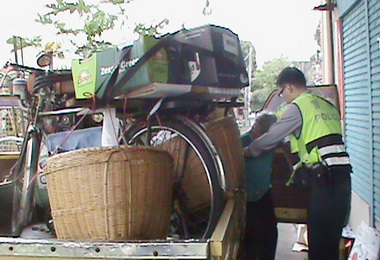 警民共濟助貧婦(圖)