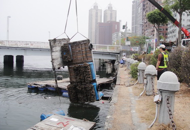 愛河違停船主動駛離浮具順利移置(圖)