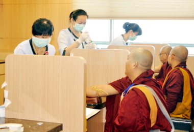 緬甸僧人體驗台灣專業健檢服務(圖)
