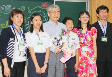 行政院長毛治國回母校大同國小(圖)