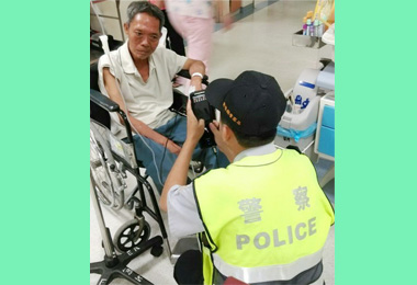 男子醉倒馬路中警伸出援手(圖)