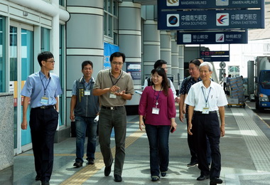 江玲君訪視高雄航站、海關及空勤隊(圖)