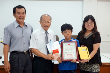 林政則表揚澎湖優秀學童陳逸安(圖)