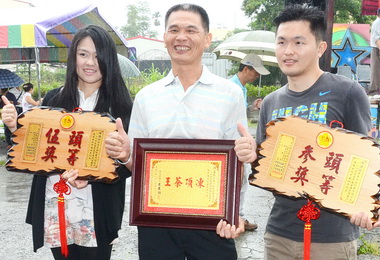 首場凍頂茶賽陳孟良一家三人獲獎(圖)