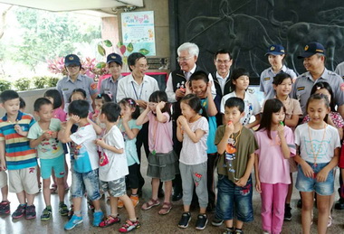 強化校園安全李進勇贈哨子供緊急用(圖)
