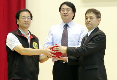 七堵公所新任區長謝振和上任就職(圖)