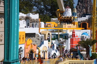 義大世界慶五週年機器人軍團陪遊行(圖)