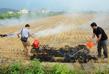 露天燒稻草違反空污法重罰(圖)