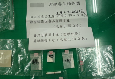 車輪破仍續開 警上前關心查獲海洛因(圖)