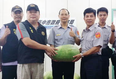 大甲分局長送西瓜讓同仁消暑(圖)