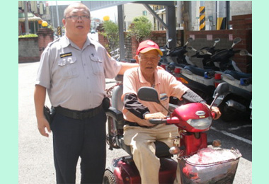 老農感謝警方助其尋回失竊電動代步車(圖)
