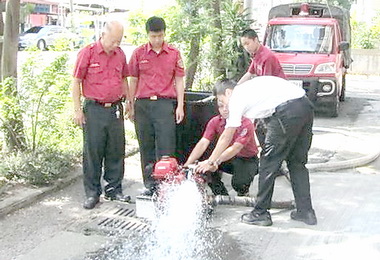 水里消防隊救火救災操演(圖)
