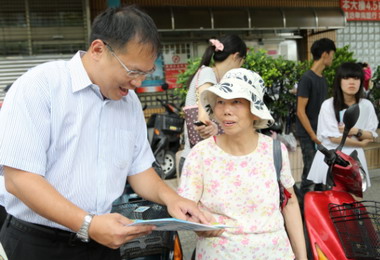 交通局長王義川至清水宣導優化交通(圖)