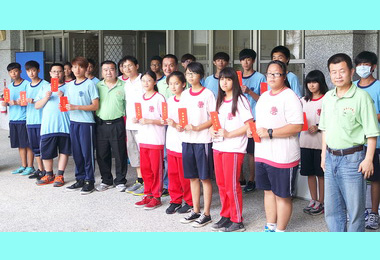 集集大眾爺廟發清寒獎學金(圖)