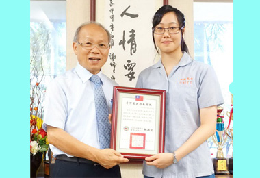 省府表揚沈小喬中興高引以為榮(圖)