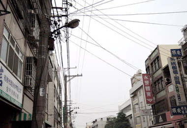 梧棲中和街電線與網路線交錯雜亂(圖)
