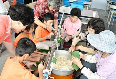 初鄉社區長者傳承國小學童包粽(圖)