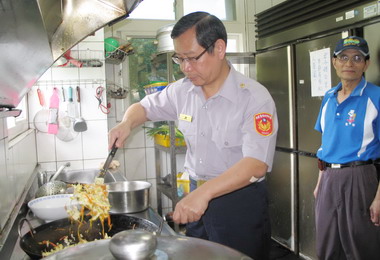 和平警分局長下廚慰勞員警(圖)