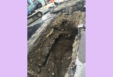 大里美群路部分路段路面淘空十分嚇人(圖)