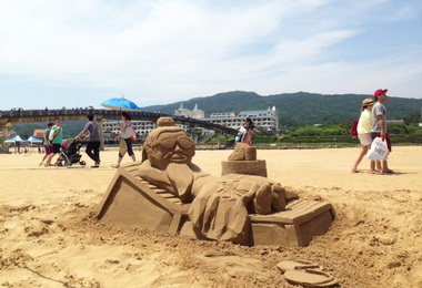 「屈原」現身福隆沙雕戴墨鏡做日光浴(圖)