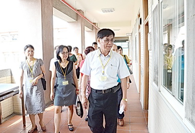 南投縣長林明溱巡視教師初試考場(圖)