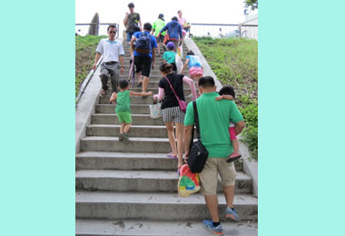 水里親水公園玩水遊客：公共設施不足(圖)