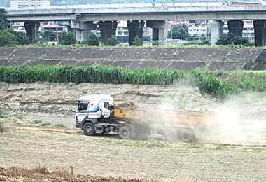 貓羅溪疏濬土塵飛揚縣府開罰(圖)