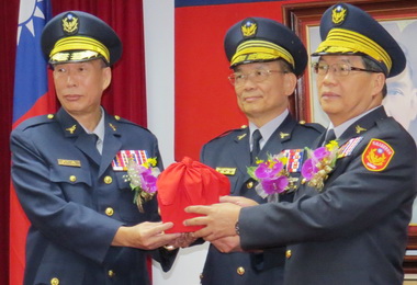 高雄港務警察總隊卸、新任總隊長交接(圖)