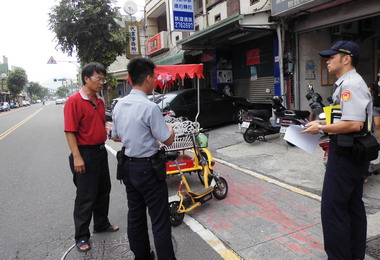集集警取締四輪腳踩動力車引發業者不滿(圖)
