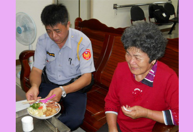 老婦人迷失快車道幸遇警方協助(圖)