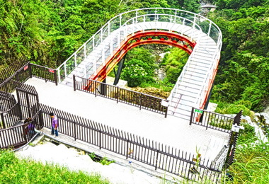 空中步道試營運首日遊客被壓死(圖)