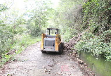 午後遇雨信義落石嚴重(圖)
