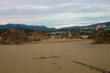 昌鴻過境福隆沙雕受損  順推沙雕破壞秀(圖)