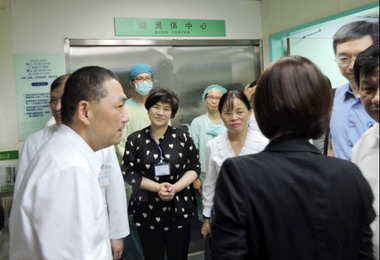 侯友宜到台中探視慰問傷患家屬(圖)