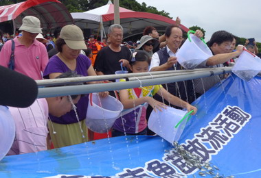 千人魚苗放流活絡海洋資源(圖)