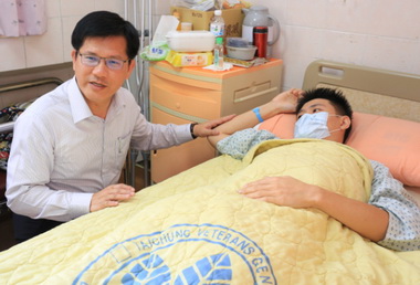 林佳龍慰問八仙塵爆醫護人員及病患(圖)