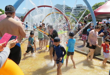 水里玩水節今盛大開幕戲水人潮如織(圖)