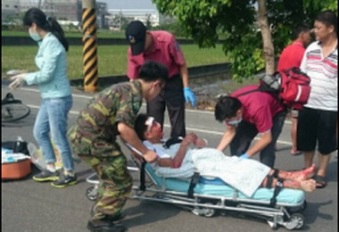 五八砲指部軍醫助受傷路人獲好評(圖)
