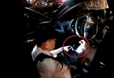 年輕毒蟲不學好遭同一警逮捕(圖)