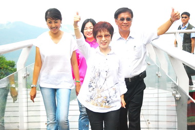 固樁南投洪秀柱登上空中步道(圖)