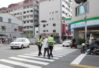 警助弱視失智老人找到孫女阿珠(圖)