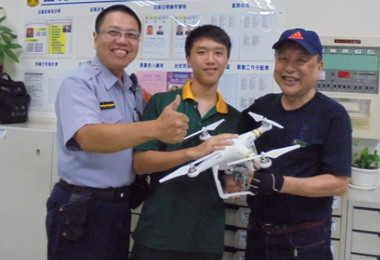 國中生拾「機」不眛值嘉許(圖)