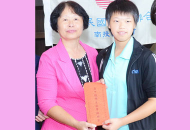 婦聯會頒贈青年就學補助金(圖)