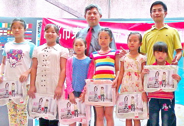 東欣扶輪社贈書成城國小(圖)