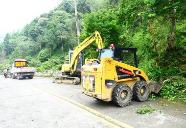 縣府要開口契約商 清理路容(圖)