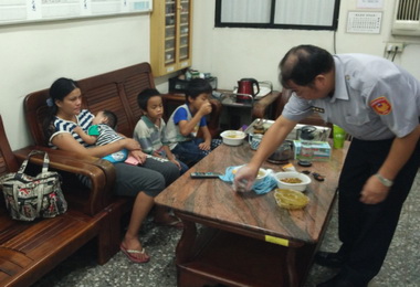 媽媽帶三名幼子半夜無家可歸遇警安置(圖)